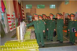 Thiếu tướng Nguyễn Huy Cảnh, Phó tư lệnh, Tham mưu trưởng Quân khu kiểm tra công tác chuẩn bị huấn luyện tại Lữ đoàn Pháo binh 382